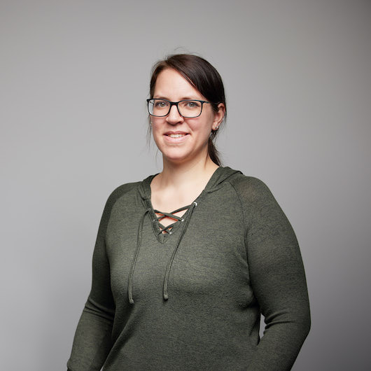 Portraitfoto von Katrin Segschneider im Freiraum in der Fabrik Lustenau.